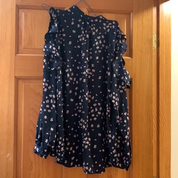 NWT Ann Taylor Cold Shoulder Blouse - Size M - Picture 3 of 3